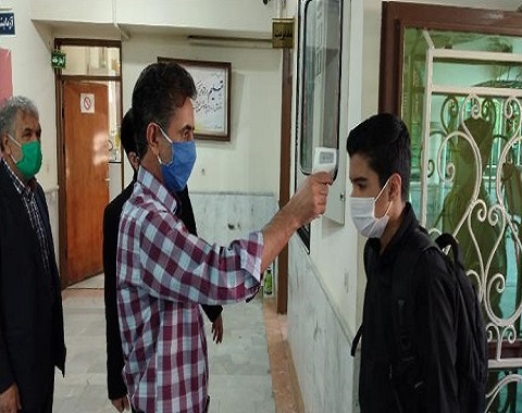 نظارت دقیق تب سنجی دانش‌آموزان و ضدعفونی هنگام ورود به آموزشگاه