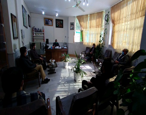 برگزاری جلسه شورای آموزشی و پرورشی دبیرستان در اتاق مدیریت